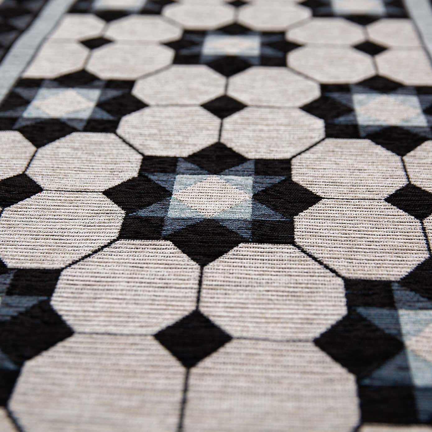 Daisy Tile Runner