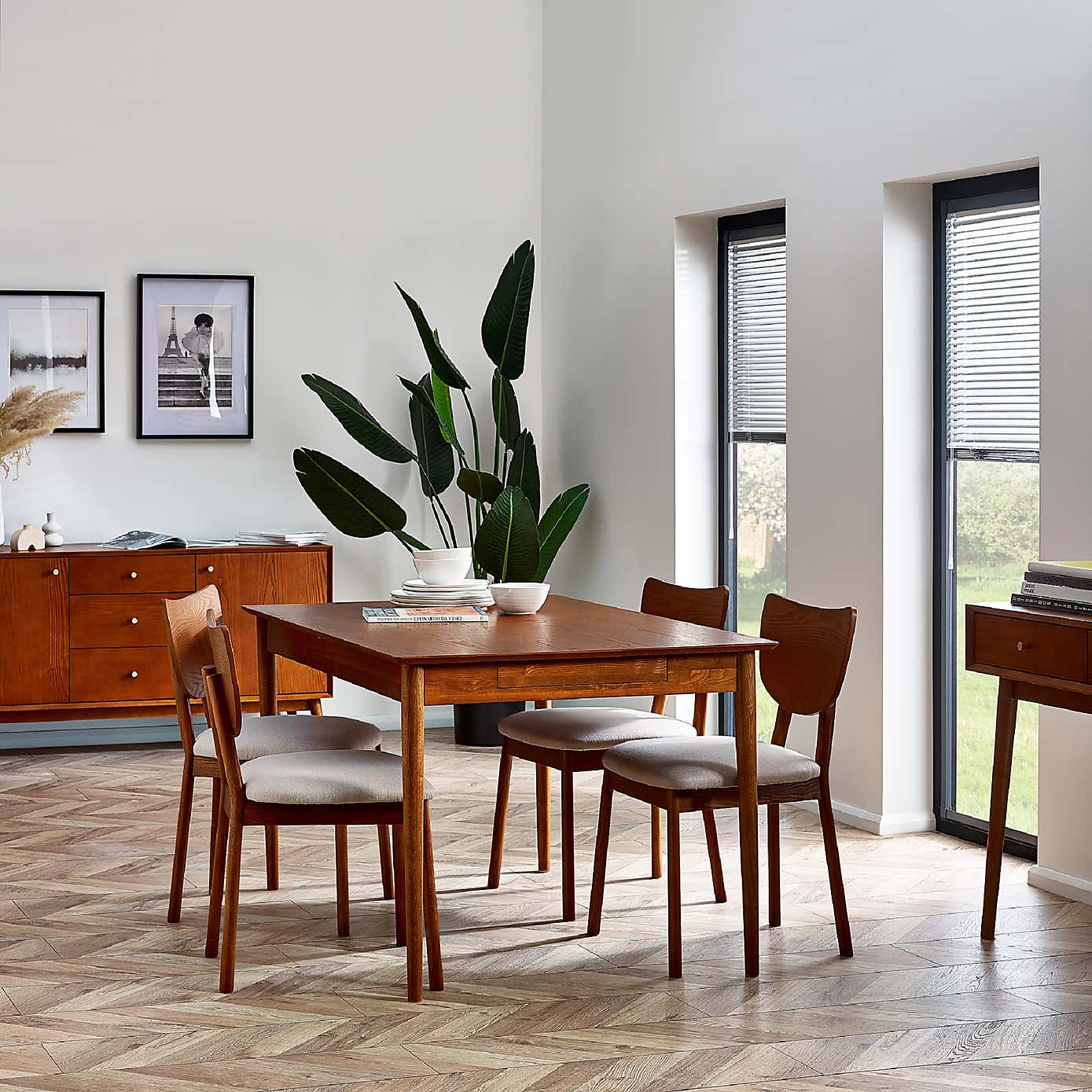 Lowry 4-6 Seater Extendable Dining Table with 2 Drawers