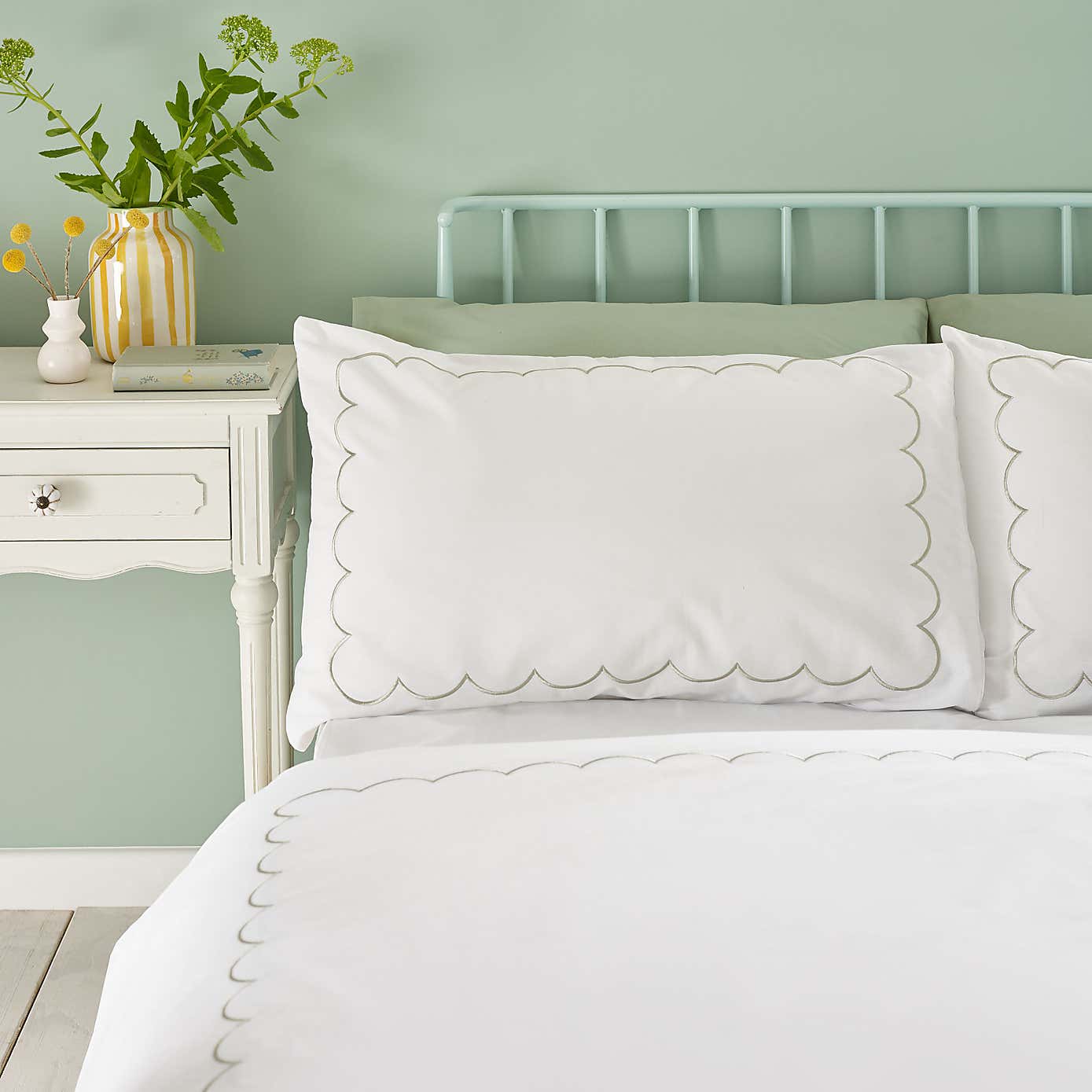 Catherine Lansfield Scallop Border Duvet Cover & Pillowcase Set