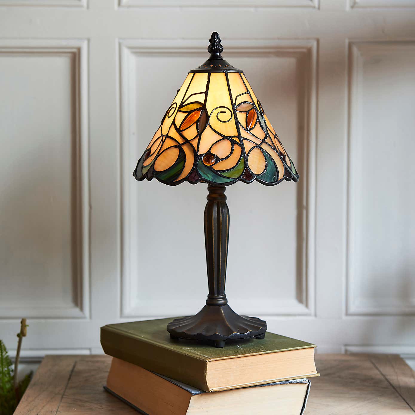 Vogue Lighting Calla Traditional Table Lamp