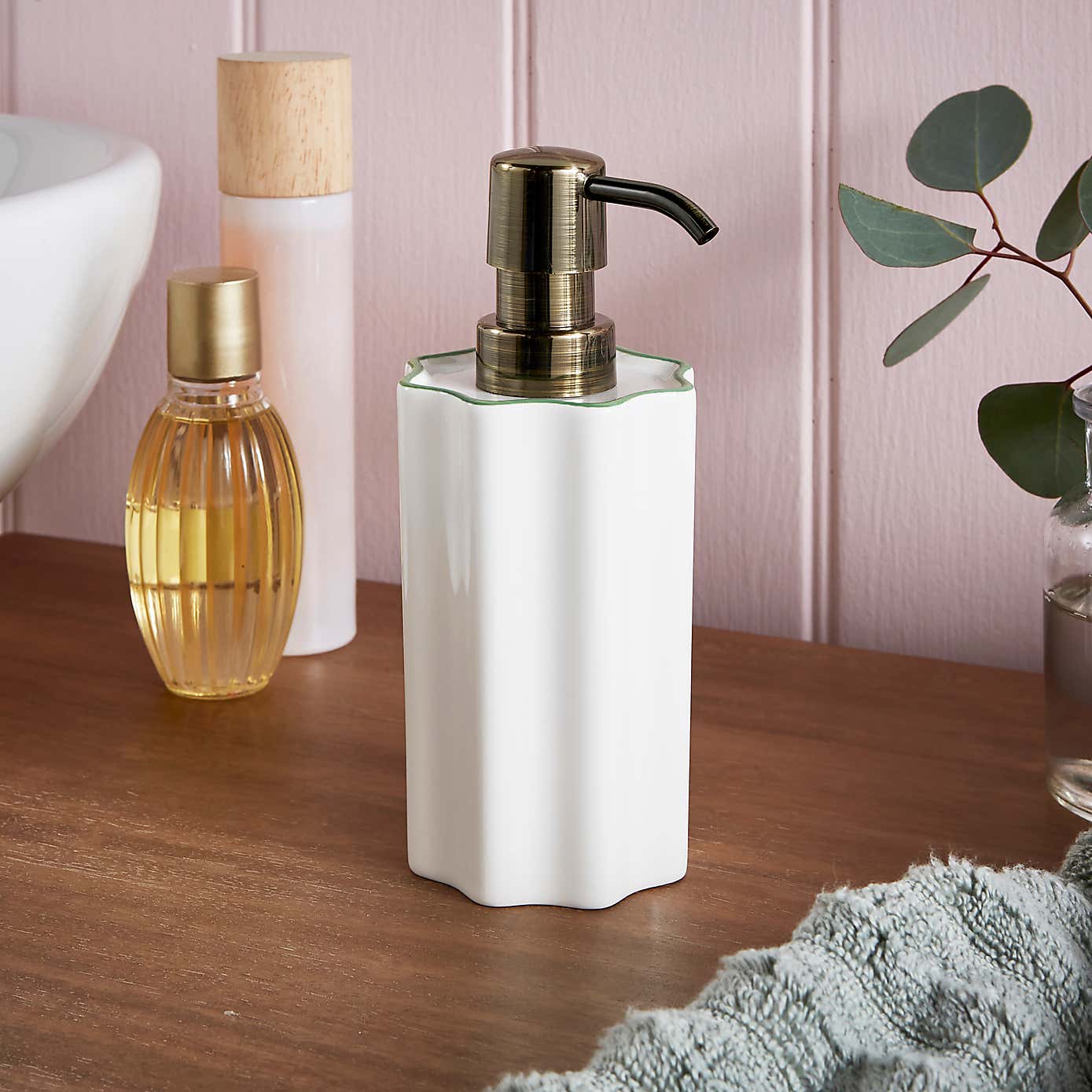 Heart and Soul Scalloped Lotion Dispenser